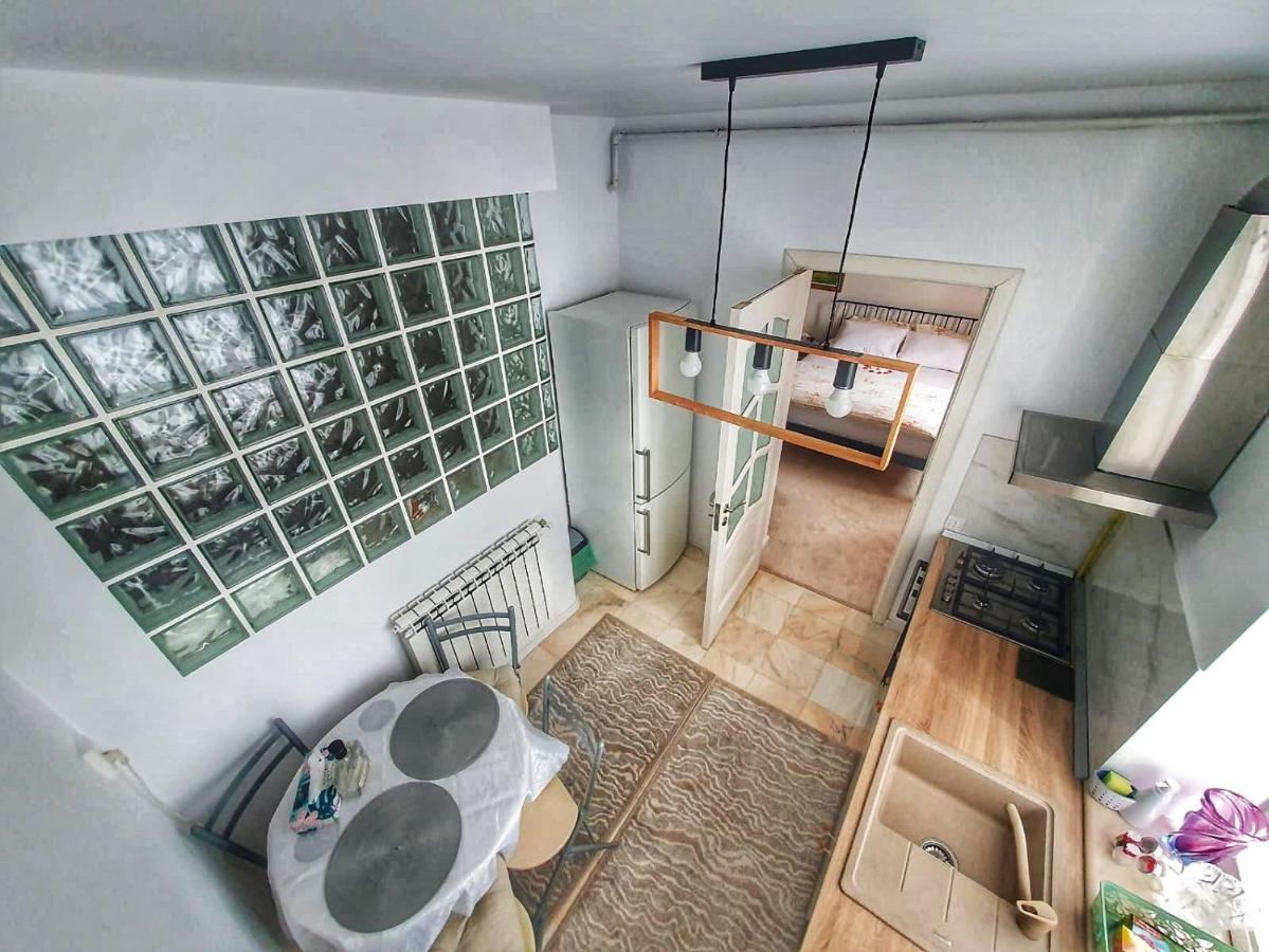 Ferienwohnung Garsoniera C&L Petroşani Exterior foto